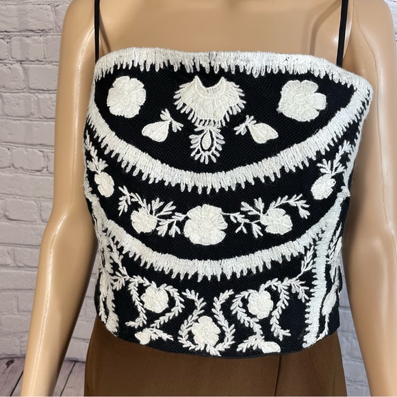 Ralph Lauren Embroidered Cropped Sleeveless Black White Blouse Size 12 - Picture 3 of 10